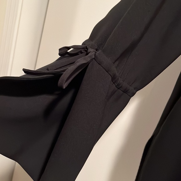 Lafayette 148 black silk crepe hi low tunic.  Long split cuffs with drawstrings. - Picture 4 of 8